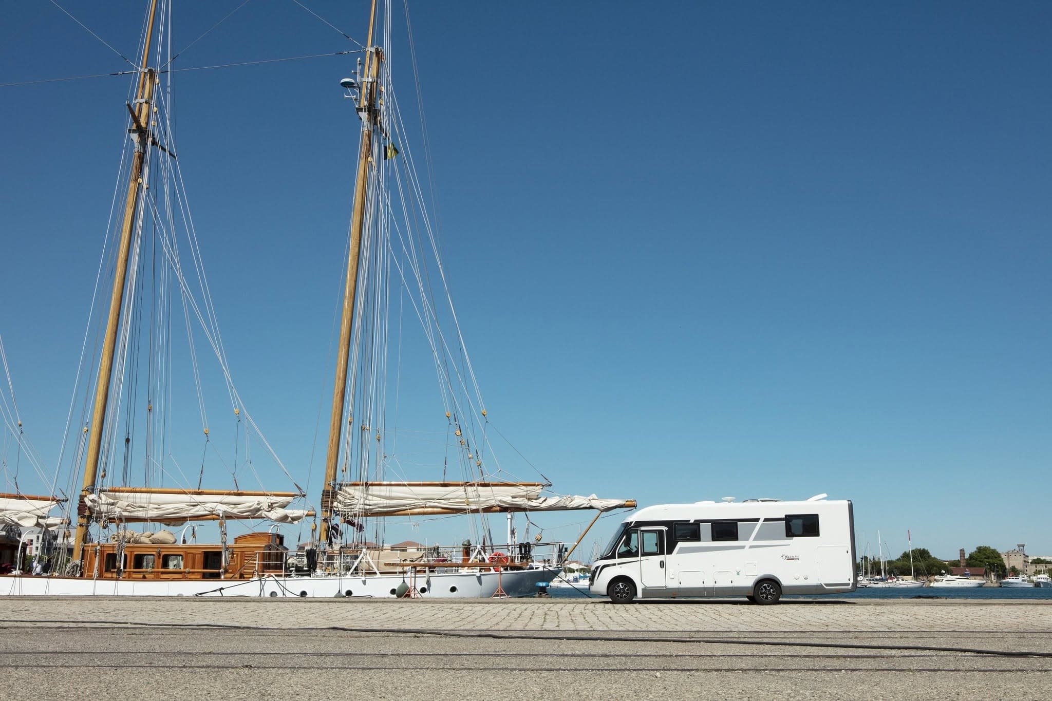 Autocaravana en paisaje canario